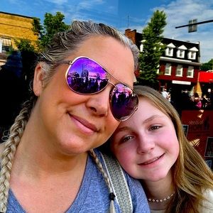 Just a shopaholic mom of two adorable daughters who is downsizing our closets